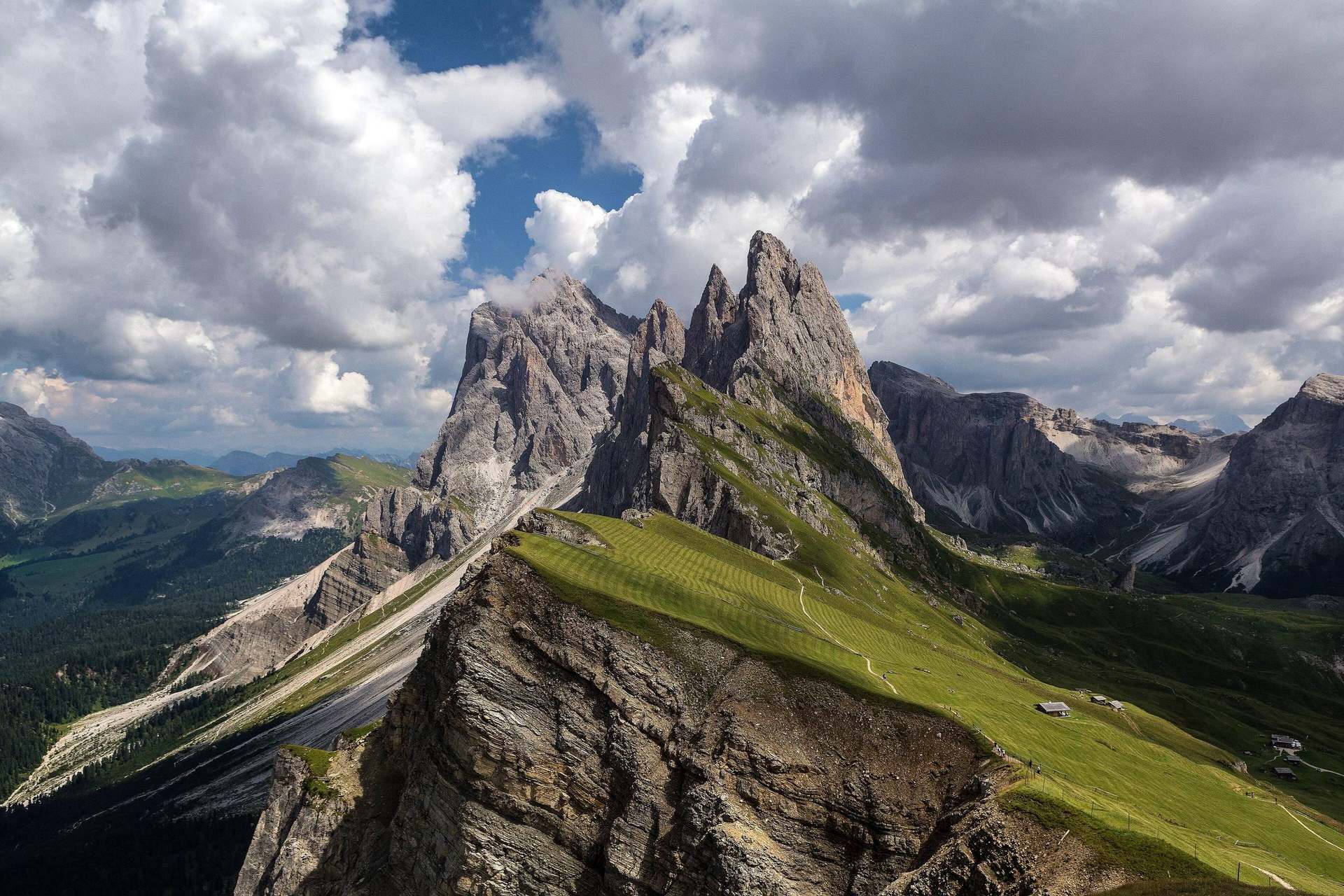 La cresta del Seceda nelle Dolomiti