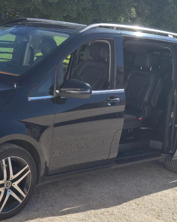 Porta laterale aperta della Mercedes V-Class nera per 7 passeggeri